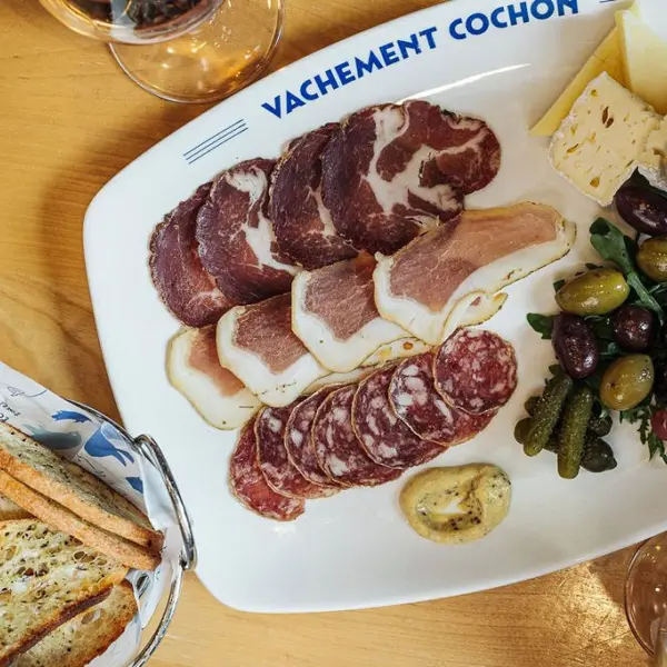 Assortiment de charcuteries de Viandes Biologiques de Charlevoix et fromages a partager